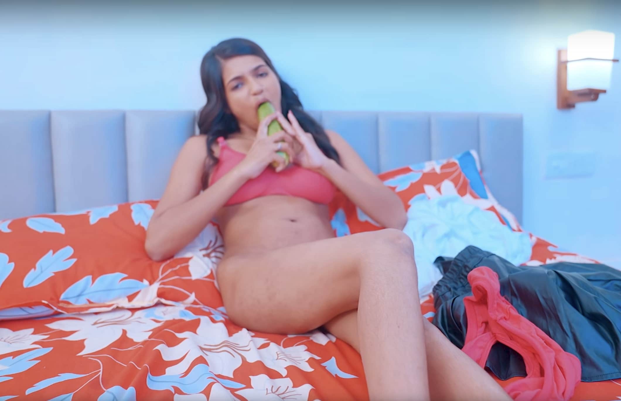 Desi bhabhi ne khira ghusa ke pela khud ko 